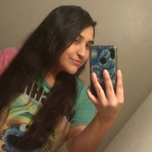 Meet your Posher, Larissa